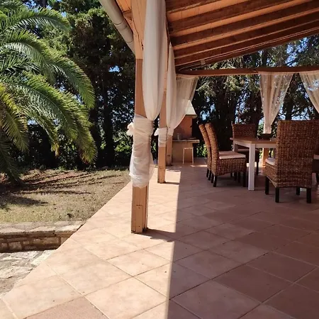 House Andrea With Pool 度假居 乌马格