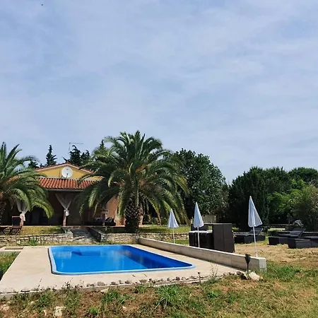 House Andrea With Pool Holiday home *