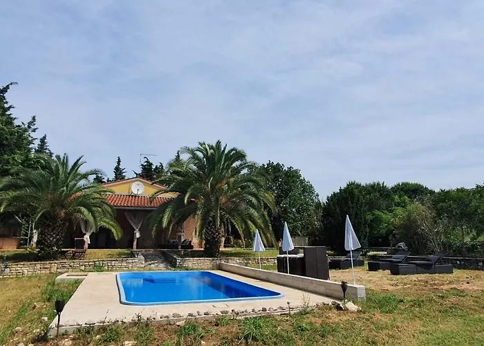 House Andrea With Pool Ferienhaus *